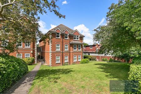 2 bedroom Flat to let in Normanton Road, South Croydon