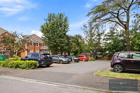 2 bedroom Flat to let in Normanton Road, South Croydon