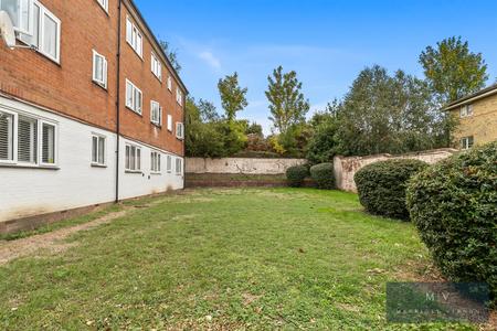 1 bedroom Flat for sale in Crunden Road, South Croydon