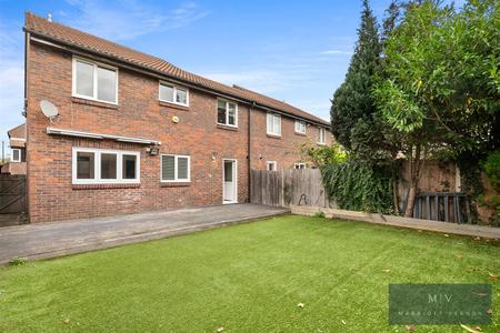 4 bedroom Detached house to let in Blossom Close, South Croydon