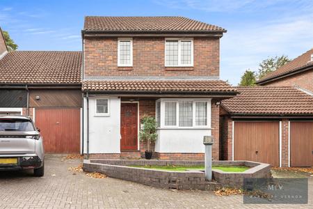 4 bedroom Detached house to let in Blossom Close, South Croydon