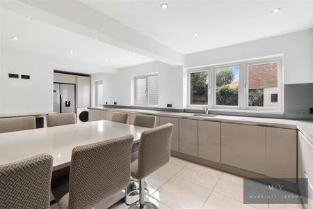 4 bedroom Detached house to let in Blossom Close, South Croydon