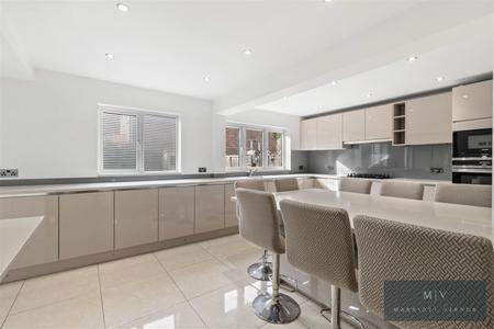 4 bedroom Detached house to let in Blossom Close, South Croydon