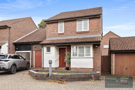 4 bedroom Detached house to let in Blossom Close, South Croydon