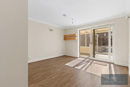 4 bedroom End of terrace house for sale in Oval Road, Croydon