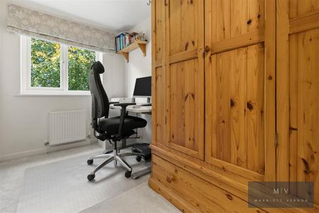 2 bedroom Flat for sale in Haling Park Road, South Croydon