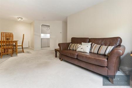 2 bedroom Flat for sale in Haling Park Road, South Croydon
