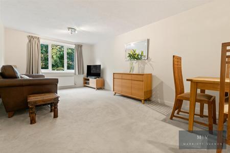 2 bedroom Flat for sale in Haling Park Road, South Croydon
