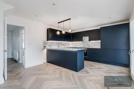 3 bedroom Semi-detached house for sale in Chelsham Road, Warlingham