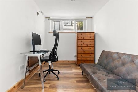 4 bedroom Link detached house for sale in Roxton Gardens, Croydon