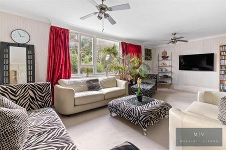 4 bedroom Link detached house for sale in Roxton Gardens, Croydon