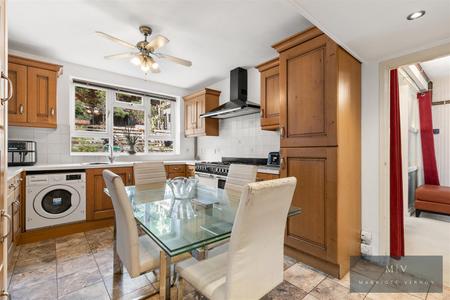 4 bedroom Link detached house for sale in Roxton Gardens, Croydon