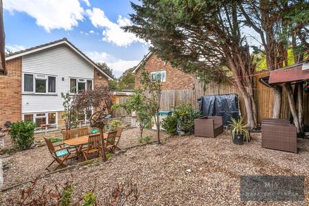 4 bedroom Link detached house for sale in Roxton Gardens, Croydon