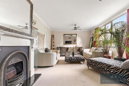 4 bedroom Link detached house for sale in Roxton Gardens, Croydon