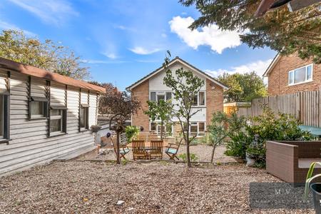 4 bedroom Link detached house for sale in Roxton Gardens, Croydon