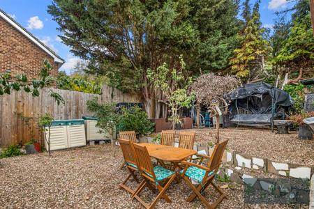 4 bedroom Link detached house for sale in Roxton Gardens, Croydon
