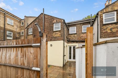 2 bedroom Flat to let in Brighton Road, South Croydon