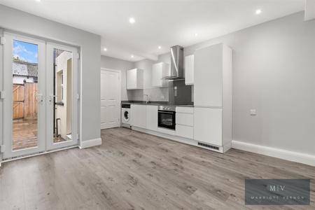 2 bedroom Flat to let in Brighton Road, South Croydon