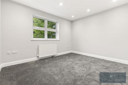 2 bedroom Flat to let in Brighton Road, South Croydon