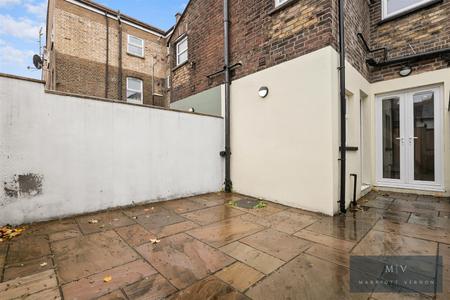 2 bedroom Flat to let in Brighton Road, South Croydon