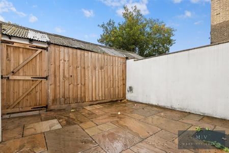 2 bedroom Flat to let in Brighton Road, South Croydon