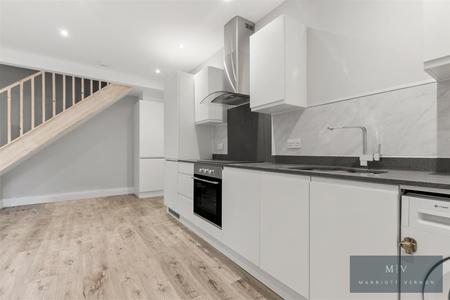 2 bedroom Flat to let in Brighton Road, South Croydon