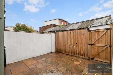 2 bedroom Flat to let in Brighton Road, South Croydon