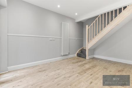 2 bedroom Flat to let in Brighton Road, South Croydon
