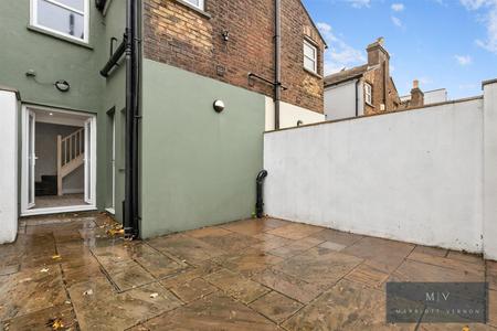 2 bedroom Flat to let in Brighton Road, South Croydon