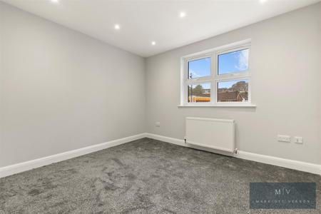 2 bedroom Flat to let in Brighton Road, South Croydon