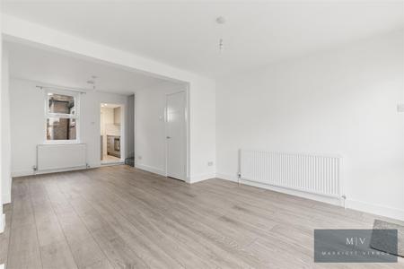 2 bedroom House to let in Queen Street, Croydon