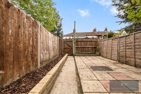 2 bedroom House to let in Queen Street, Croydon