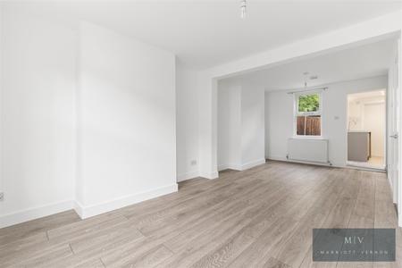 2 bedroom House to let in Queen Street, Croydon