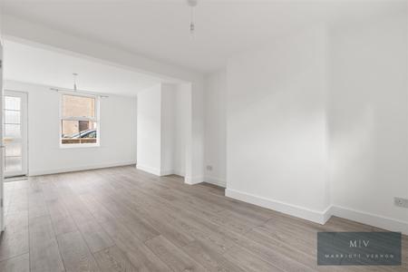 2 bedroom House to let in Queen Street, Croydon