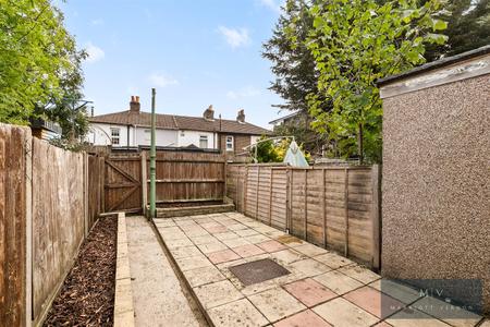 2 bedroom House to let in Queen Street, Croydon