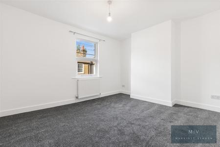 2 bedroom House to let in Queen Street, Croydon