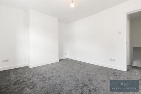 2 bedroom House to let in Queen Street, Croydon
