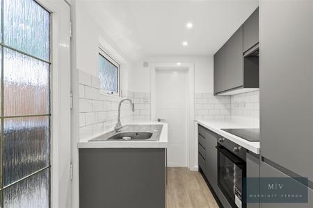 2 bedroom House to let in Queen Street, Croydon