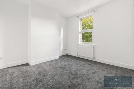 2 bedroom House to let in Queen Street, Croydon