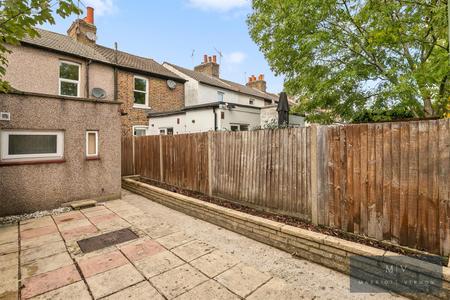 2 bedroom House to let in Queen Street, Croydon