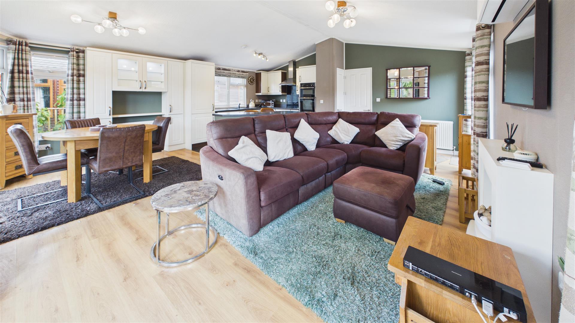 Lagoon Lodges, TALLINGTON, MARKET DEEPING