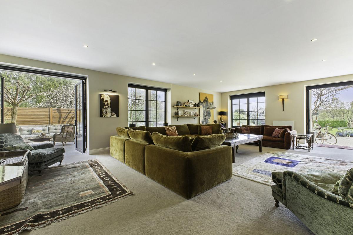 8 Rd 6893 Country House for sale with 4 bedrooms, Petworth Road Chiddingfold ...