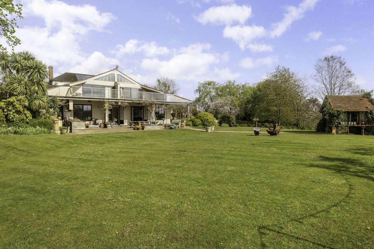 8 Rd 6893 Country House for sale with 4 bedrooms, Petworth Road Chiddingfold ...