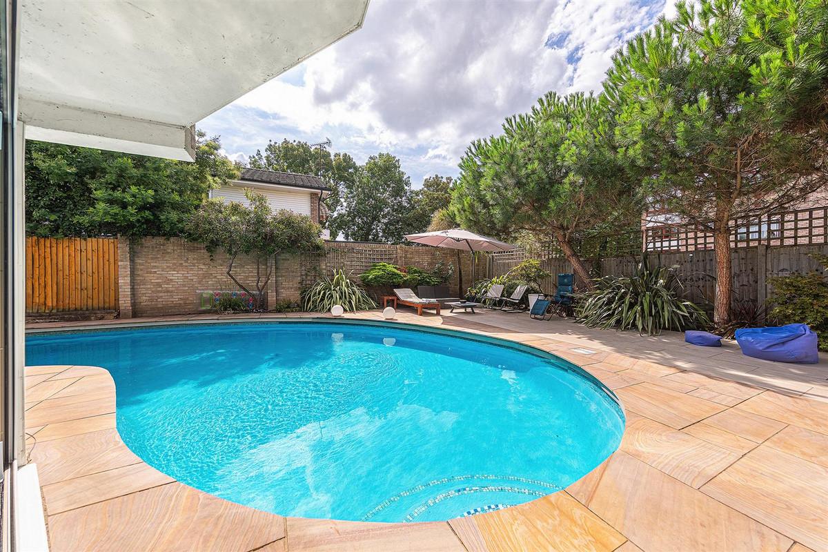 Detached House for sale with 5 bedrooms, Oak Dene, London | Fine & Country