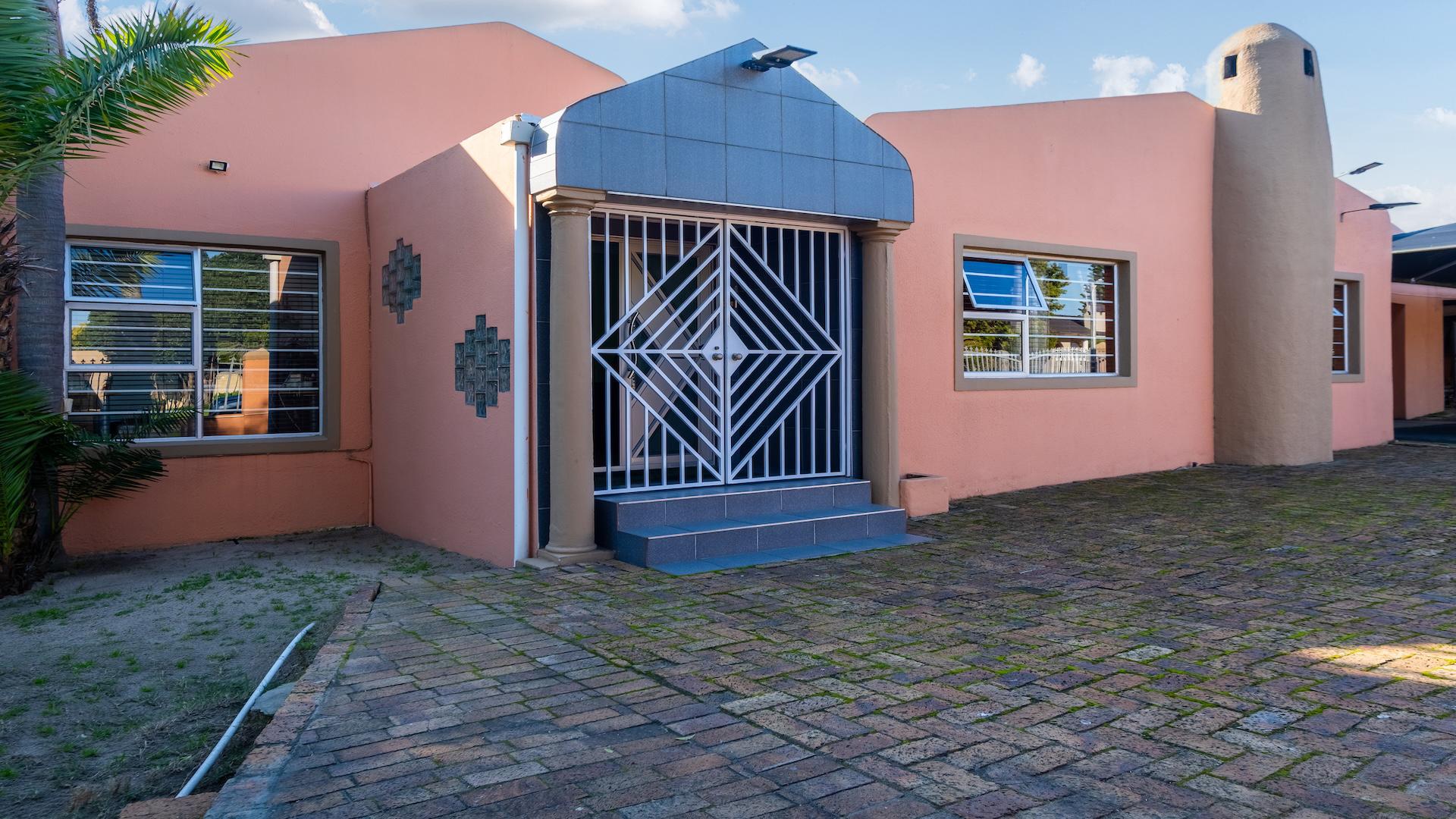 House for sale with 6 bedrooms, Panorama, Parow | Fine & Country